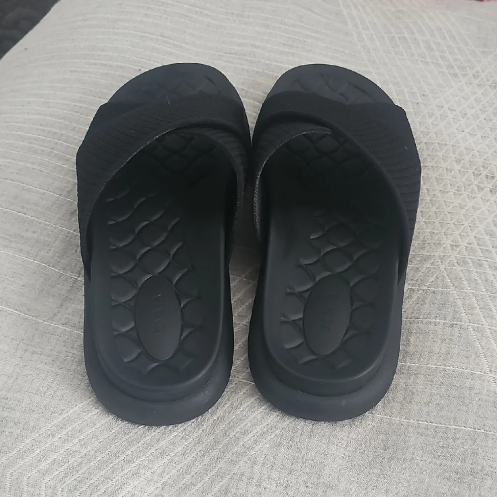 Like New Vivaia Izzy Sandals
